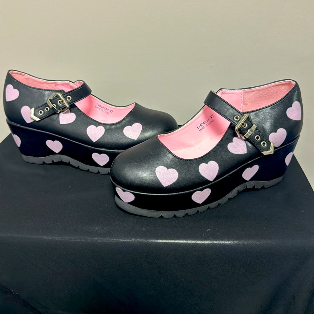 NWT Hot Topic Heart Platform Mary Janes Size 7